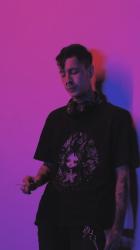 Hipster man with tattoos smoking[免费商用竖屏]