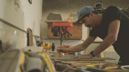 木匠在一块木头上做记号[免费商用]