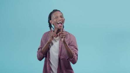 快乐的男人在蓝色背景上欢快地跳舞[]