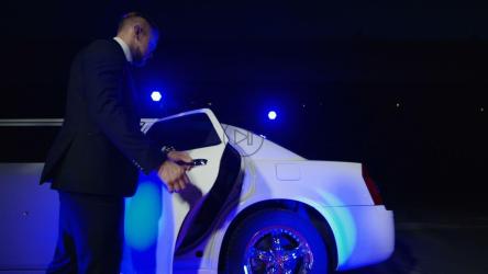 身着红色连衣裙的名人走上红地毯[4K]