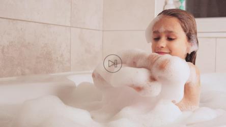 小女孩洗澡时玩耍[4K]