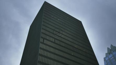 从下面拍摄的被窗户覆盖的巨大建筑[4K免费商用]