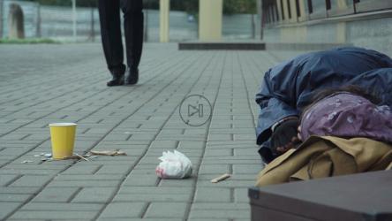 一名男子向无家可归者赠送硬币[4K]