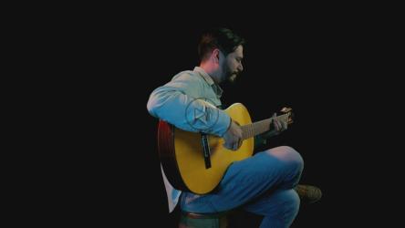 吉他手熟练地弹奏着西班牙吉他[免费商用]