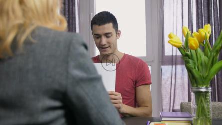 男子亲自申请工作[]