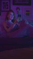 女人晚上休息和自拍[免费商用竖屏]