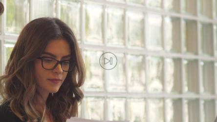 同事们一起阅读报告[免费商用]