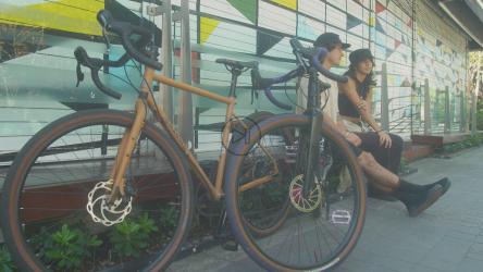 男孩和女孩骑自行车后休息[4K免费商用]