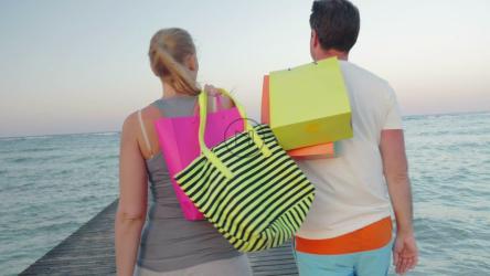 一对年轻夫妇走下码头[]