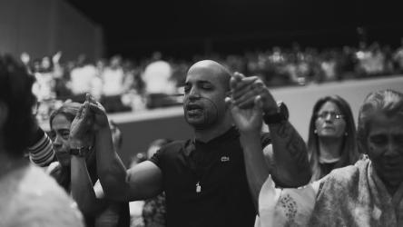 祈祷人们牵手，黑白镜头[免费商用]