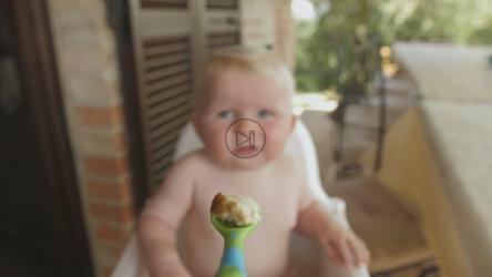 婴儿正在吃早餐[4K]