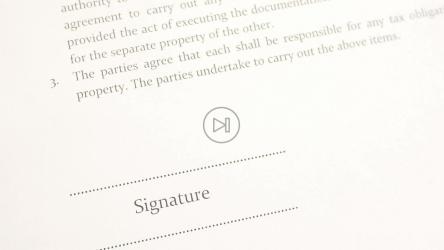 用蓝墨水签署文件[]