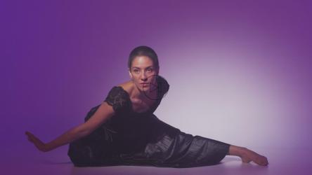 在淡紫色背景上跳民族舞的女人[免费商用]