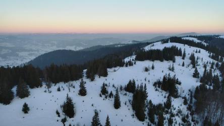 冬天的山顶，鸟瞰图[4K]