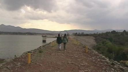 一对戴着针织帽的年轻夫妇在湖边散步[免费商用]