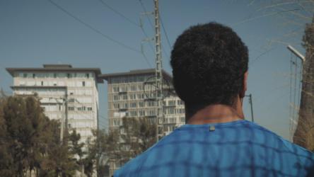 男子沿街奔跑的后视图[免费商用]