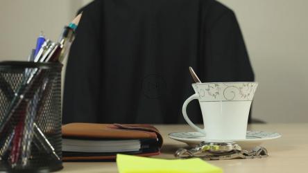 商人结束了他的工作日[]