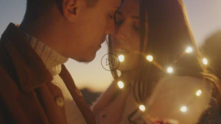 幸福的情侣在日落时浪漫[]