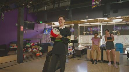 保龄球中心的一个年轻人投篮[免费商用]