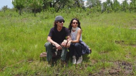 一对夫妇坐在湖边[4K免费商用]