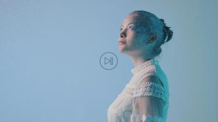 侧面图中的女孩被雪轻轻飘落所吸引[免费商用]