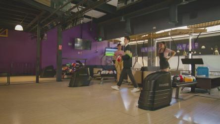 一个年轻人向松树开枪，但没打中[免费商用]