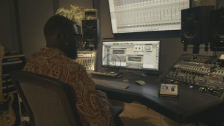 制作人在录音室工作[4K免费商用]