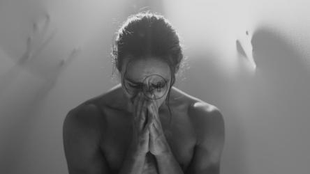 一个被恶魔折磨的人的形象[免费商用]