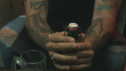 男子打开啤酒装在罐子里[免费商用]