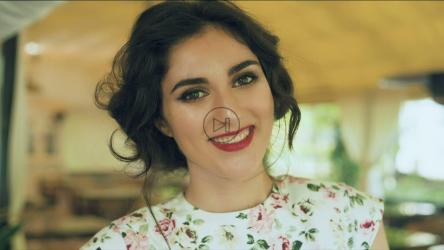 惊讶的黑头发女人的肖像[]