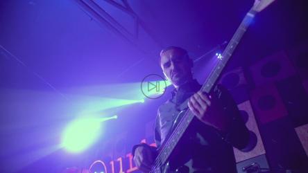 一名男子在舞台上弹奏低音吉他[4K免费商用]