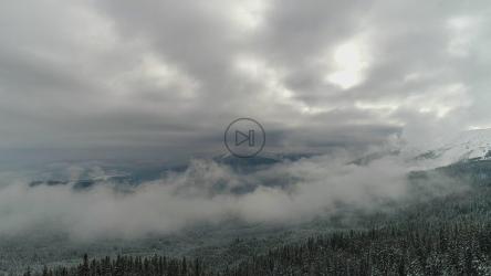 冬季多雾的山区景观[4K]