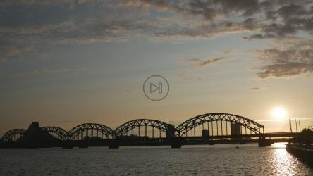 Railway bridge over a river[4K]