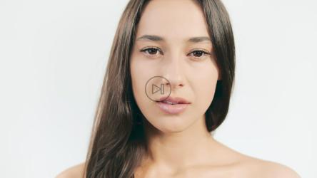 白色背景上美丽的惊喜女人的特写[4K]