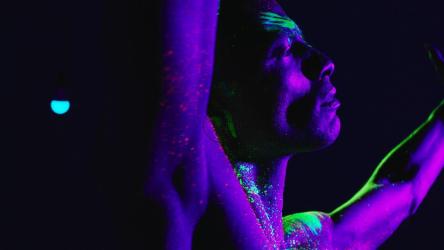 一个染上荧光的男人的艺术表演[免费商用]