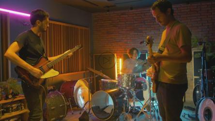 录音室里的流行摇滚歌手[4K免费商用]