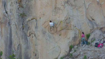 登山者用绳子从山上下来[免费商用]