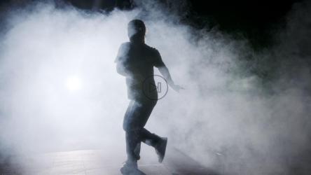 女舞者表演剪影[]