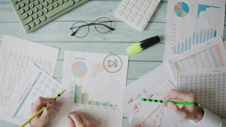 分析营销数据的商务人员[]