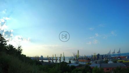 在贸易港口工作的起重机[4K]