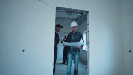 带蓝图行走的工程师[4K]