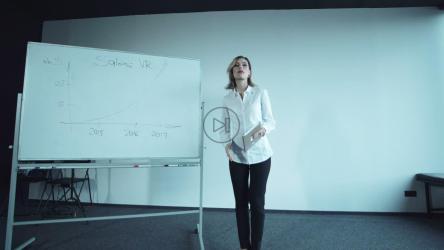 在观众面前演讲的女人[4K]