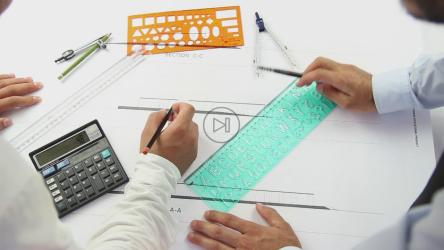 两位建筑师正在制定建筑平面图[]