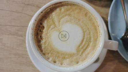 一杯热咖啡配一片巧克力和山核桃蛋糕[]