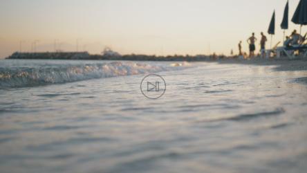 轻柔的波浪拍打着椅子[]