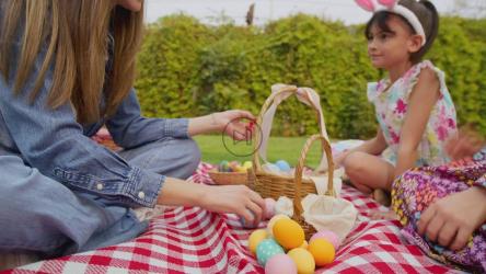 年轻女子与两个小女孩分离复活节彩蛋[免费商用]