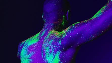 人在黑暗中发现荧光[免费商用]