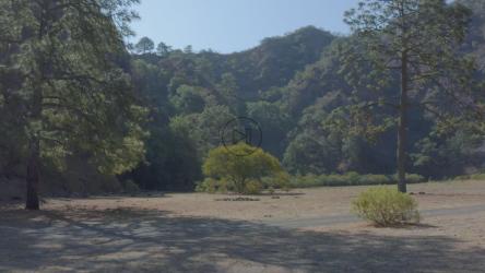 在有山的干旱环境中旅行[免费商用]