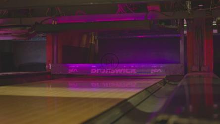 机械排列白色保龄球松[免费商用]