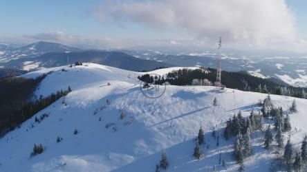 雪山上的通信天线[4K]
